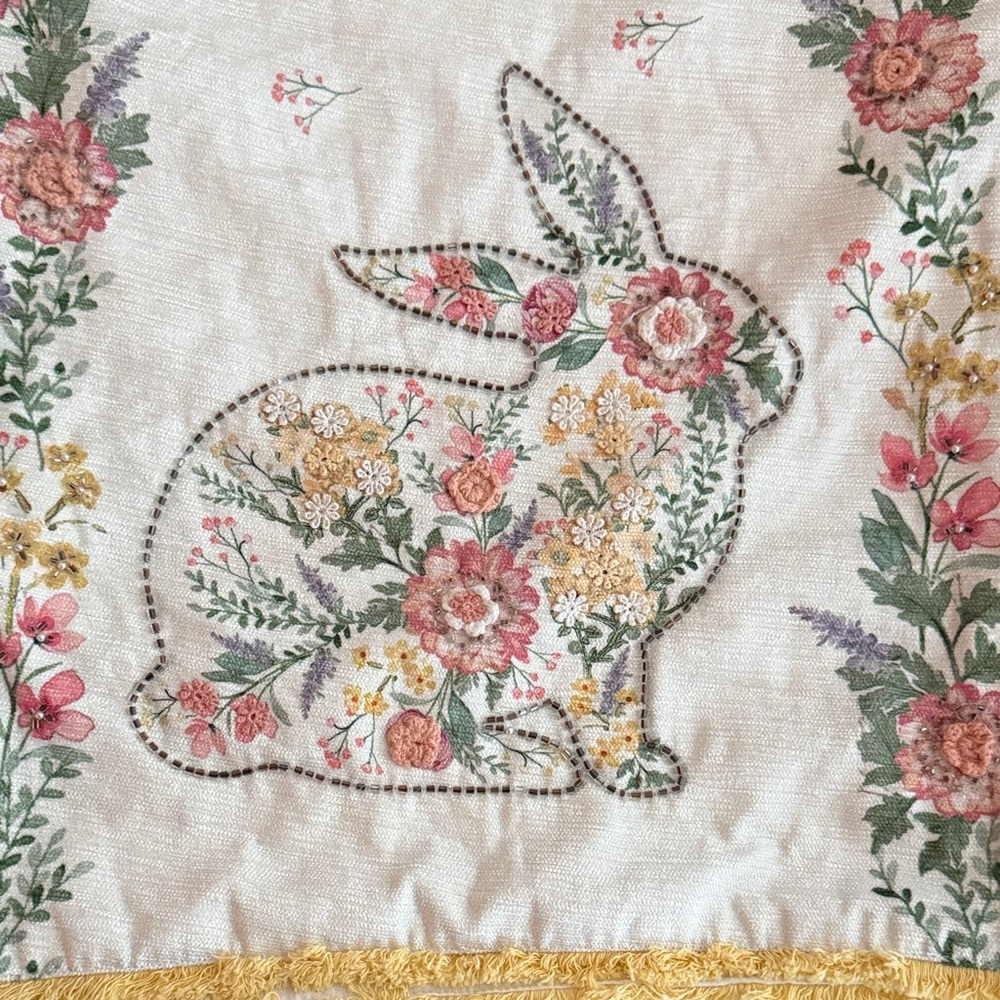 Floral nwt Bunny Rabbit Spring Easter Table Runner with Fringe 16 x 72